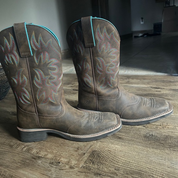 Ariat women’s western boots - Picture 2 of 4